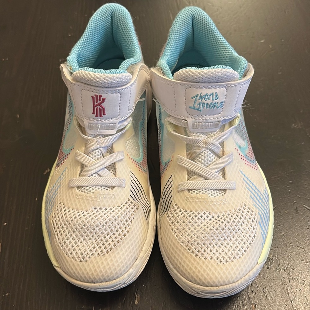 Nike x Kyrie Flytrap 5’1 World 1 People